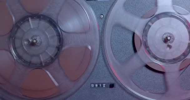 Klasický magnetofon naviják s rotujícími cívkami byl vyroben v Německu. — Stock video