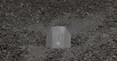 Mermi metal plaka atış mesafesine isabet etti.