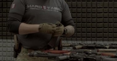 Adam zırh delici mermi yerleştiriyor, otomatik silah çıkarılabilir şarjör.