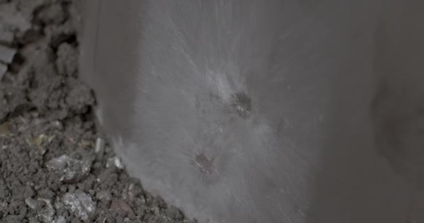 徹甲弾が金属板に当たる場所。金属鋼のコアをマーク. — ストック動画