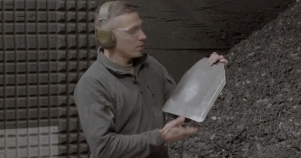 Casque spécialisé masculin montre plaque blindée après coup. Il pointe du doigt le trou — Video