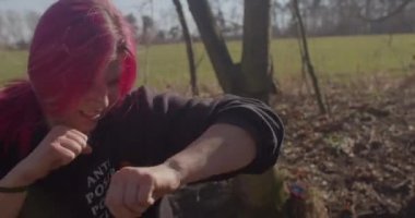 Yakın çekim eller ve gölge boksu eğitimindeki kız başı. Faaliyet artıyor