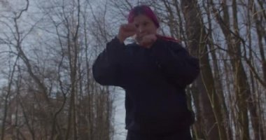 Dövüşçünün hayal ettiği hayali bir rakiple dövüşmek..