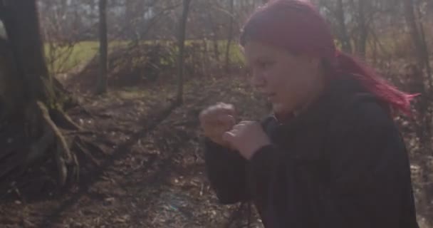 Kızıl saçlı kız antrenman yapıyor. Dövüş sanatlarında eğitim sürecinin bir parçası. — Stok video