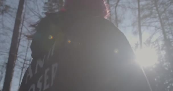 Яркое солнце Рыжие волосы девушка лес Она предпринимает шаги для прогулки дышать свежим воздухом — стоковое видео