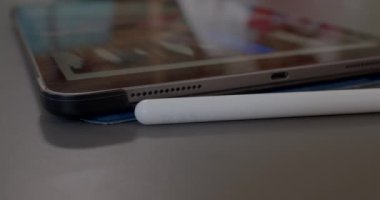 Yüksek kaliteli stil sanat aleti ile tablet yakın çekim. Çizim ve çizim uygulamaları. 