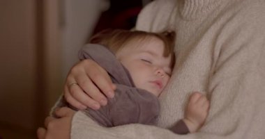 Uyuyan çocuk. Yeni yürümeye başlayan çocuk uyku saatleri, kestirmeler ve uyku stratejileri için temel kurallar.