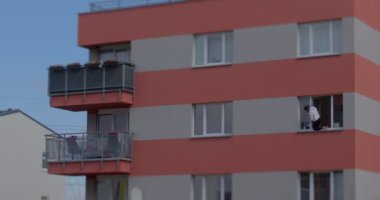 Kadınlar binanın pencerelerini temizlemek için çıkıntıya basarak hayatlarını tehlikeye atıyorlar..