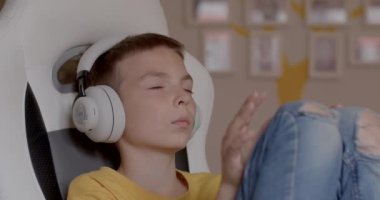 Oğlan gözleri kapalı müzik dinler. Huzur ve stres rahatlaması.
