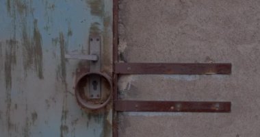 Paslı metal bir yüzeydeki eski kilit. Kale nem ve kardan korunuyor. Mavi metaldeki çizikler.