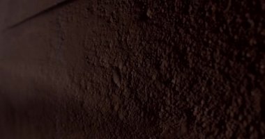 Eski bir binadaki karanlık, kaba bir duvarda hareket. Yeni bir karanlık yeri keşfetme korkusu. Dehşet hissi. Sessizce sıvış..