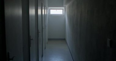 KGB 'nin bodrumunun servis odası. Mahkumları tutmak için hücreler. Kapılar asma kilitli. Odanın sonundaki pencereden gelen ışık. Korkunç bir yer..