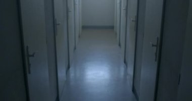 Bir sürü kapısı olan dar bir koridorda çıkmaz sokak. Kapalı alanda umutsuzluk hissi ve bir çok olasılık var..