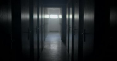  Işık pencereli teknik oda. Bir sürü kapı, bir ışık parlaması. Kamera titremesi korkutucudur. Evin bodrumundaki karanlık koridorda hareketlenmeye odaklan. El işi..