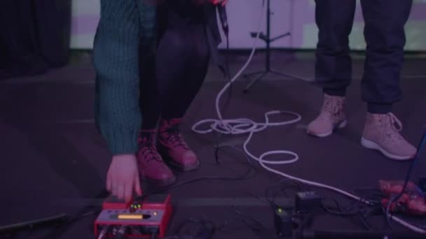 Ноги Музыкантов Рука Включает Электронный Преобразователь Звука Управление Звуковым Каналом — стоковое видео