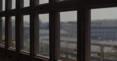 Bokeh 'te pencereleri şehrin arka planına karşı gün ışığında örtün. Hareket kısıtlaması için aygıt, endüstriyel üretimde güvenli pencere.