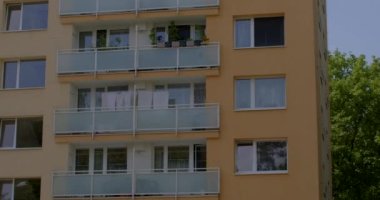 İnsanlar için konaklama binasının ön cephesi. Daire, birkaç kat. Konut hisselerinin mantıklı kullanımı. Camla balkon koruması.