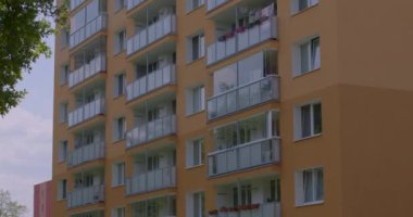 Şehirdeki en yüksek katlı bina. Balkon camı, rüzgar ve enkazdan korunma. İnsanların yerleşim yerlerini kentsel çevreye yerleştir. Çok katlı planlama mühendisliği çözümü.