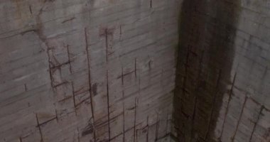 Madende beton duvar var. Küf ve su yüzünden hasar görmüş. Beton paslı inşaat demiri. Onarım için acil durum nesnesi.
