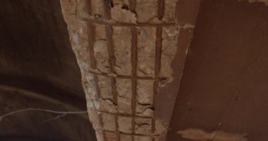 Terk edilmiş eski bir binanın beton zemini. Tamir gerektiren nesnenin acil durumu. Paslı tesisatlar, duvarın parçaları..