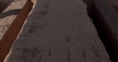 Beton zeminin endüstriyel bir tesiste hareket etmesi. Toprak, toz, yüzeyde kum. Eski nesnenin beton kenarları kırılmış..