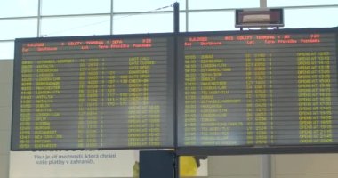 Havaalanındaki kalkış panosunun yakın çekimi. Şehirlerin ve uçuş numaralarının bir satırda listesi. - Kapı açık. Kalkıştan önce yolcuları bilgilendiriyorum. CZ, Prag, Aviaticka, 8.6.22.