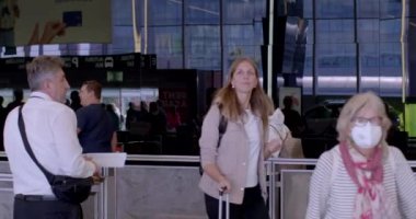 Hareket eden yolcular vardıktan sonra siyah duvar hareketi yolcuları. İnsanlar taşınıyor. Yüz maskesi takıyordu. Karşılaşan bir adam, tanınmak için yüzleri kontrol eder. CZ, Prag, Aviaticka, 8.6.22.