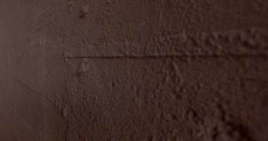 Hapishanedeki duvar toprak ve tozla kaplı. Çentikli beton. Koridor boyunca hareket, ruh halinin ilgisizliği. Zihinsel olarak zor bir an, aşırı yeme. Koyu.