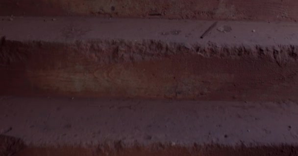 放棄された建物内の階段の動き 赤い塵 ステップの壊れた端 上向きの動き — ストック動画