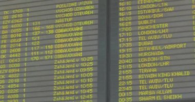 Havaalanındaki kalkış panosunun yakın çekimi. Şehirlerin ve uçuş numaralarının bir satırda listesi. - Kapı açık. Kalkıştan önce yolcuları bilgilendir.