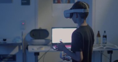 Çocuk tam anlamıyla üç boyutlu sanal gerçeklik oyununa müsamaha gösteriyor. VR kulaklığı bilgisayardaki uygulamaya bağlı. Meta evrene giriş.. 