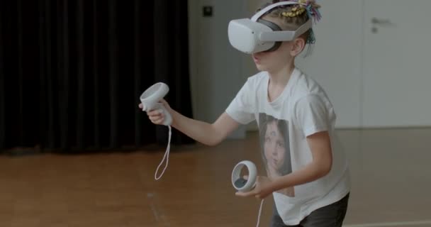 Colegial Utiliza Realidad Virtual Escuela Auriculares Completos Con Una Interfaz — Vídeo de stock