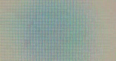 Pickkel LED 'lerin operasyonu. Hızla yanıp sönen sarı beyaz kırmızı. Makro renkte renk karesi piksel ofisi. Geçmişe geçiş. Kenarlarda Bokeh etkisi, yumuşak odak.