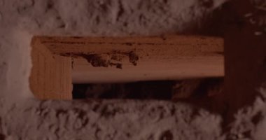 Teknik odanın zemininde bir delik. Tozlu kırmızı zemin. Harekete odaklan. Bacaklar için tehlikeli bir yer..