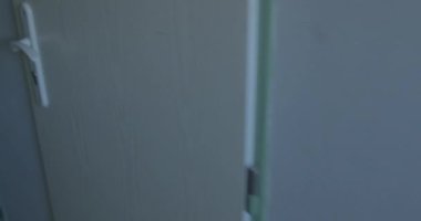 Koridorun kapı kollarının hareketi. Bir sürü kapısı olan dar bir koridorda çıkmaz sokak. Kapalı alanda umutsuzluk hissi ve bir çok olasılık var..