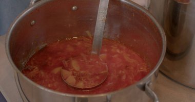 Büyük pancar çorbaları Ukrayna kökenli çorba çeşididir, ana bileşenlerden biri olarak kırmızı pancar kökü ile yapılır, bu da yemeğin kendine özgü kırmızı rengini verir. - Yakın çekim. Ladle büyük bir mutfak kaşığı..