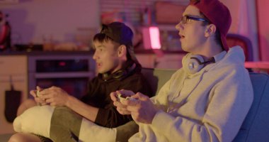 Bir arkadaşla vakit geçirmek. Oyun oynuyorlar, oyunu bitiriyorlar. Arkadaşça bir jest ritüeli yapıyorlar. Canlı duygular. Oyunun duygusal sonu. Akşam, odada..