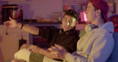 Odadaki çocuklar tarafından oynanan oyunların duygusal tartışması. Bir şeyi kanıtlamak için jestler yaparlar. Bir adam üzgündü, ikincisi sevindi, ruh halinin tam tersi..