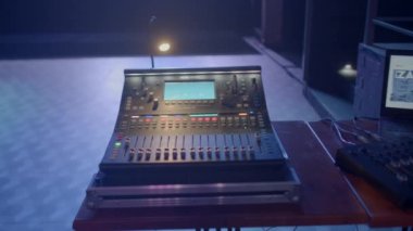 Ses mühendisleri sahnede ses kontrol cihazını kullanırlar. Dengeleyici düğmelere dokunuyor, ses seviyesini kontrol ediyor. Mavi ışık. PL, Wroclaw, Bujwida, 18.2.22. 