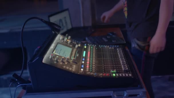 Operador Controla Potência Sonora Palco Ele Usa Mixer Canal Áudio — Vídeo de Stock