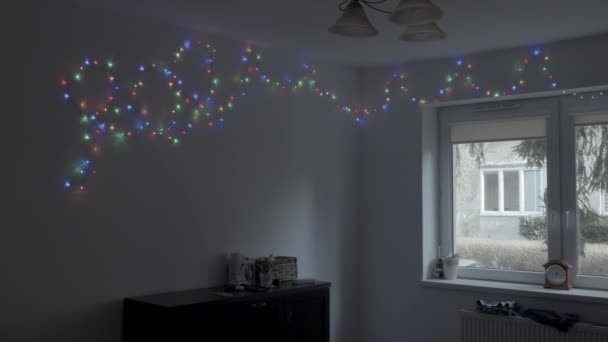Une Guirlande Brûlante Aux Ampoules Multicolores Décore Une Petite Pièce — Video