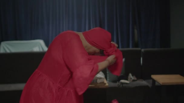 Mujer Cubrir Tocado Rojo Antes Orar Profetizar Cubierta Cabeza Para — Vídeo de stock