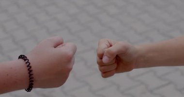 Çocukların elleri taş-kağıt-makas oyununa parmaklarını atıyor. Bir sürü öncelik seçiyorlar. İşaretleri göstermek için ellerinizi kaldırın..