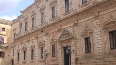 Şehrin tarihi kısmındaki eski bir binanın cephesi. Pencere aralıkları. Eski şehirdeki insanların ikamet ettikleri yer. Binanın dekorasyonu çok güzel. Turist kamerası sallanıyor.