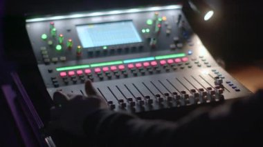 Modern ekipmanlarla donatın, ses mühendisinin ellerini kapatın. Popüler müzik üretim teknikleri. PL, Wroclaw, Bujwida, 18.2.2022.
