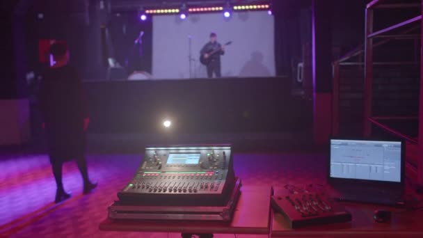 Soundcheck Test Der Tontechnik Vor Einer Musikdarbietung Oder Aufnahme Überprüfen — Stockvideo