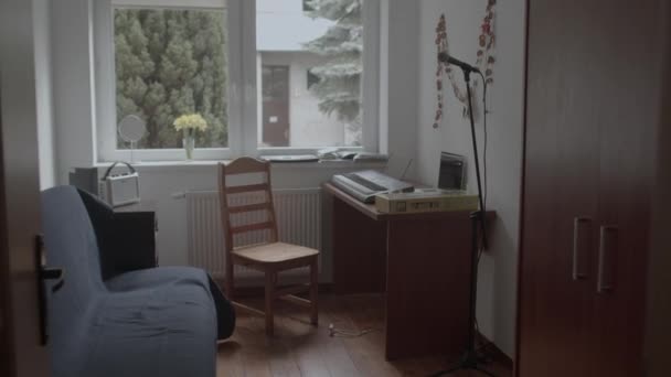 장치와 마이크가 방이요 온라인 노래하는 목소리 집에서 격리되어 동안의 Wroclaw — 비디오