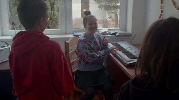 아이들에게 집에서 아이들의 노래를 부르는 가르친다 과아이 아이들 노래하는 목소리를 — 비디오