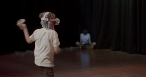Bambino Muove Attivamente Mentre Gioca Con Gli Occhiali Realtà Virtuale — Video Stock