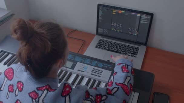 Mujer Joven Profesora Música Canto Una Lección Vocal Línea Trabajo — Vídeos de Stock